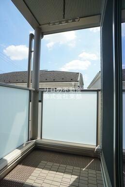 バルコニーがあるので洗濯物を太陽の下で干すことができます♪