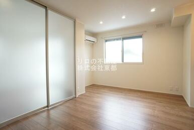 自由に家具を配置できる広々としたリビングです♪