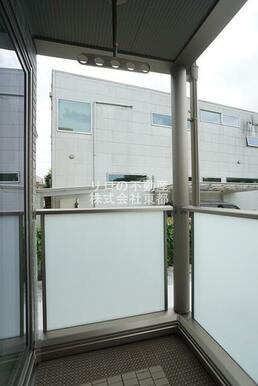 バルコニーがあるので洗濯物を太陽の下で干すことができます♪