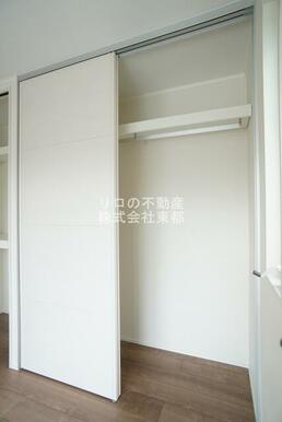 奥行のある収納付です！増えがちな荷物をもスッキリ収納できます☆