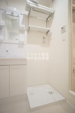 上部収納棚あり！室内洗濯機置き場です♪