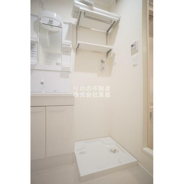 上部収納棚あり！室内洗濯機置き場です♪