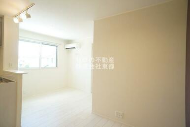 自由に家具を配置できる広々としたリビングです♪