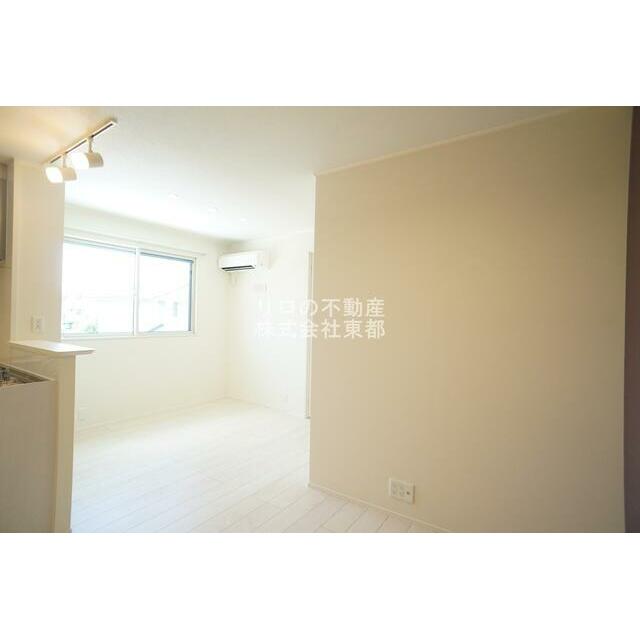 自由に家具を配置できる広々としたリビングです♪