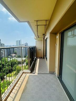 バルコニーの様子。日当たりが良好で洗濯物が良く乾きます。