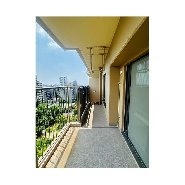 バルコニーの様子。日当たりが良好で洗濯物が良く乾きます。