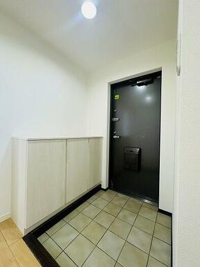 玄関には新品交換済みの下駄箱がございます