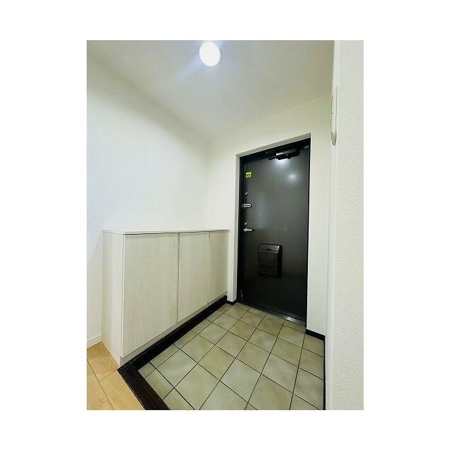 玄関には新品交換済みの下駄箱がございます