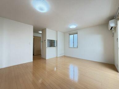 １４．３帖のリビングです。対面キッチン間取りのお部屋です。