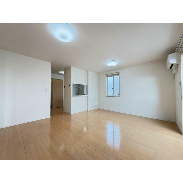 １４．３帖のリビングです。対面キッチン間取りのお部屋です。