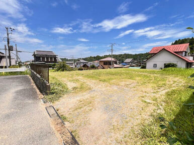 西側道路から宅地を撮影