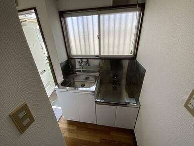 キッチン（明るい窓付き）