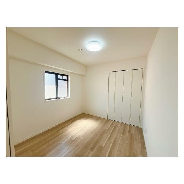 「南側洋室」クロスは張り替え済みです。