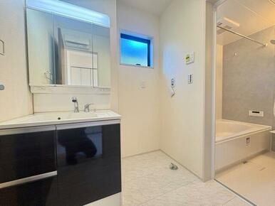 朝のお化粧から夜のスキンケアまで幅広く対応（2号棟）