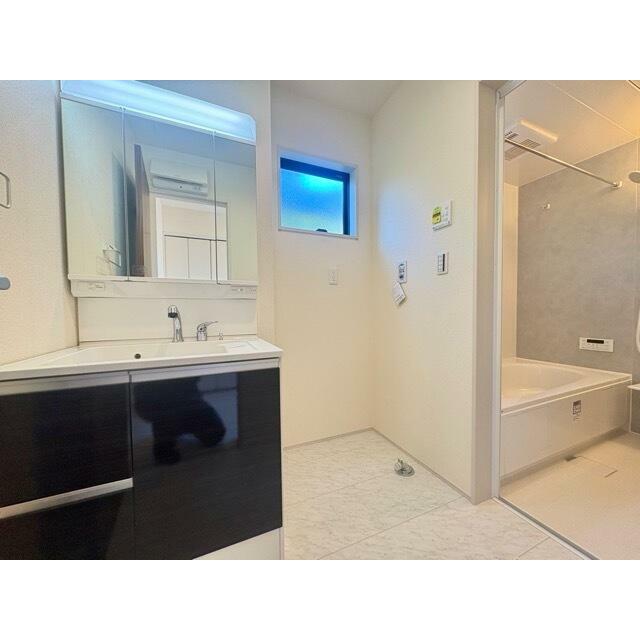 朝のお化粧から夜のスキンケアまで幅広く対応（2号棟）