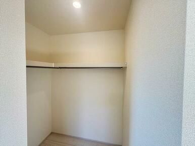 空間の使い方はいろいろ。服だけでなくさまざまなアイテムの収納にも◎（2号棟）