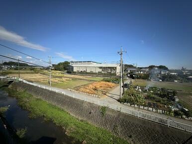 ２階の洋室の窓から広がる田園風景。長閑な川沿いの畦道は毎日のワンちゃんのお散歩にも最適です。