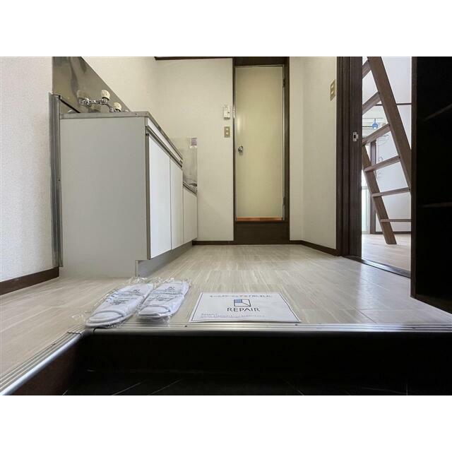 玄関よりキッチン