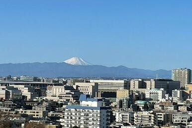 眺望が開け、冬は富士山、春夏秋は神宮の花火が楽しめます。