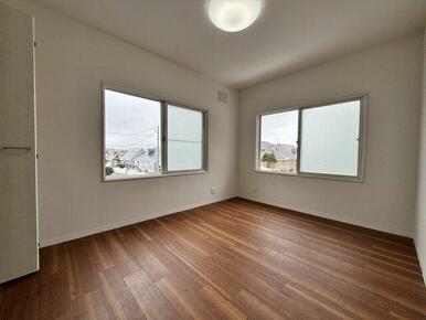 2階5.8帖の洋室。2面彩光で明るいです。