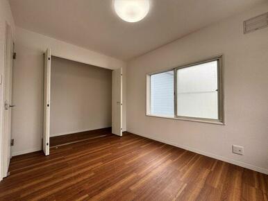 幅広クローゼットつき。