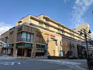 商業施設全景。逆瀬川駅徒歩３分の好立地です。周辺には銀行や郵便局があり便利な立地です。