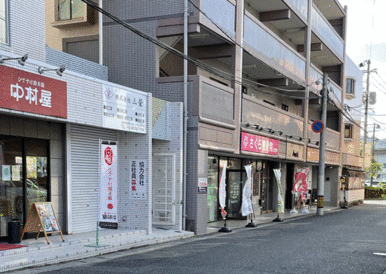 飲食店等多数あり（マンション前の通り）