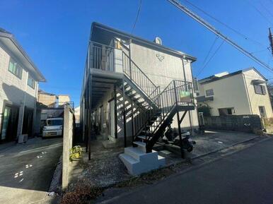 玄関側の隣地との境には塀がございます。