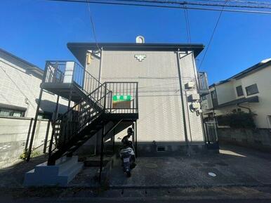 広い外階段のある２階建のアパートです。