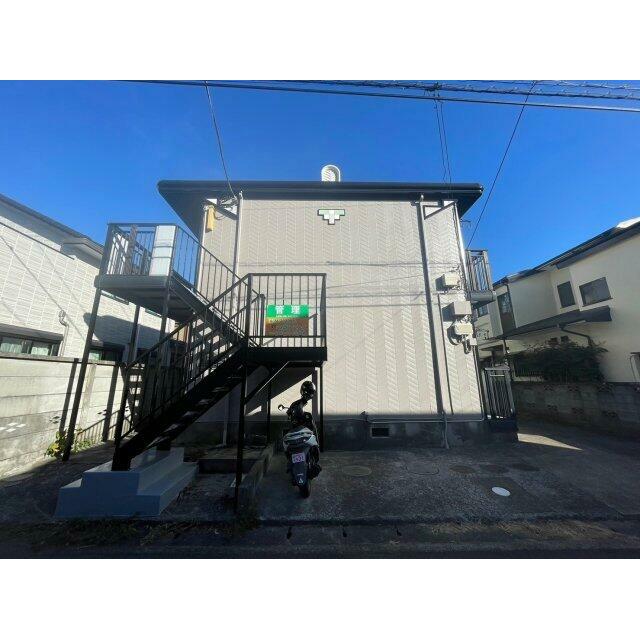 広い外階段のある２階建のアパートです。