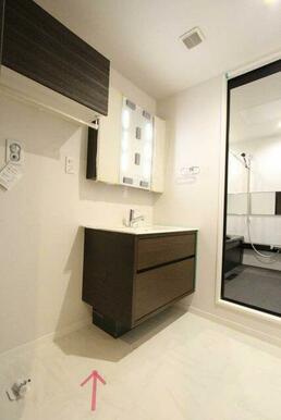 洗面台横には収納棚が用意されております。