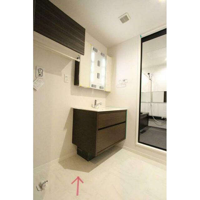 洗面台横には収納棚が用意されております。