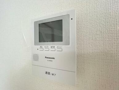 訪問者がひと目でわかるモニター付きインターホンを標準装備。お子さまのお留守番にも安心です！
