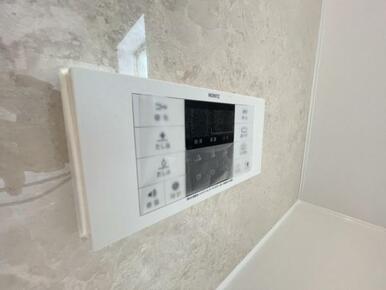 ボタンひとつでお湯張りや追い焚き、温度調整までしてくれる便利なオートバス機能付き！