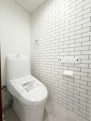 白を基調とした明るい雰囲気のトイレに仕上げました。