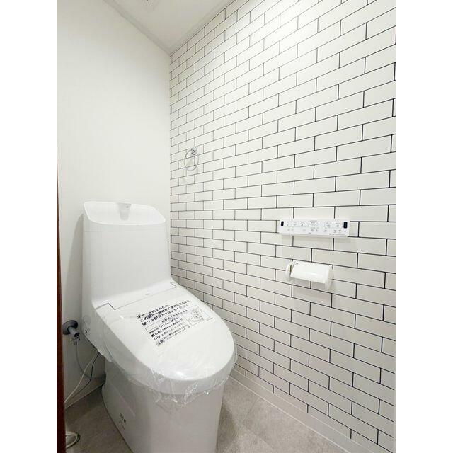 白を基調とした明るい雰囲気のトイレに仕上げました。