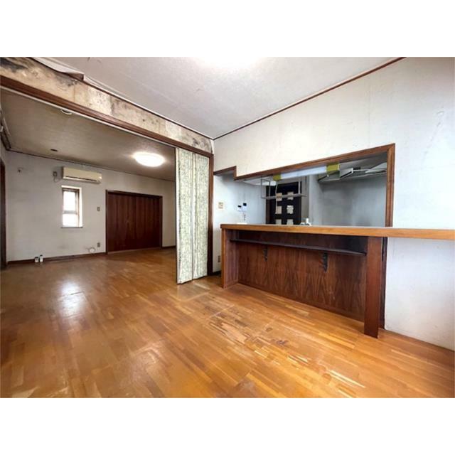 陽光差し込むリビングは、新たな息吹を吹き込むリノベーション向き物件。カウンターキッチンで団らんの時間