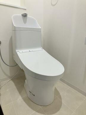 新品の温水洗浄機能付きトイレ