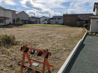 北側前面道路北西から南東向きに撮影