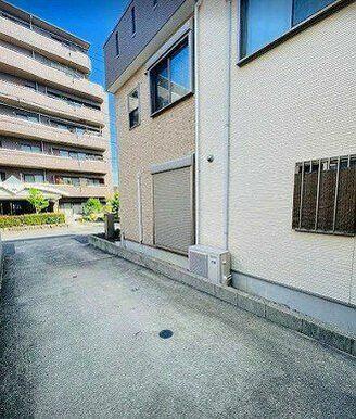 「駐車場」縦列で２台お車停めていただけます。