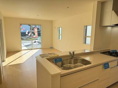 植物やお花で飾って部屋全体の印象を作るのも有り（2号棟）