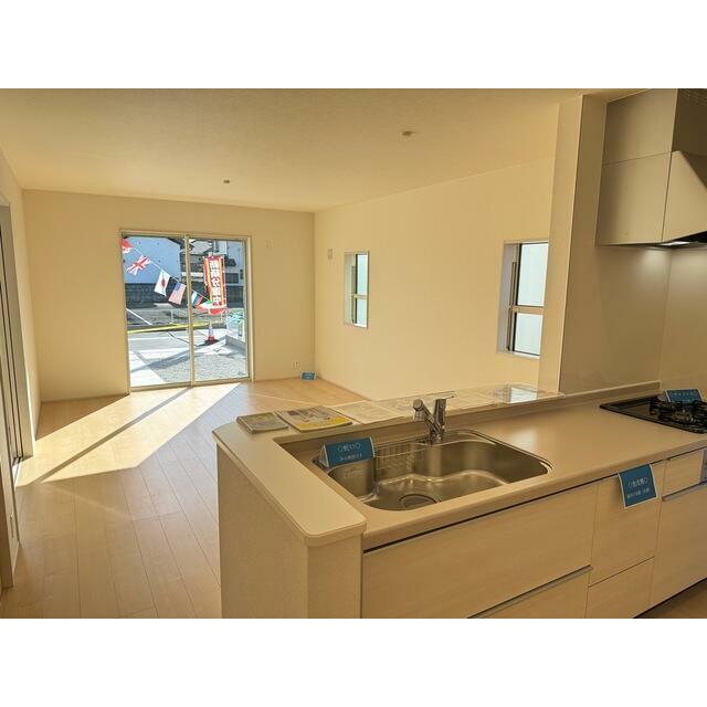 植物やお花で飾って部屋全体の印象を作るのも有り（2号棟）