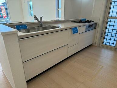 植物やお花で飾って部屋全体の印象を作るのも有り（2号棟）