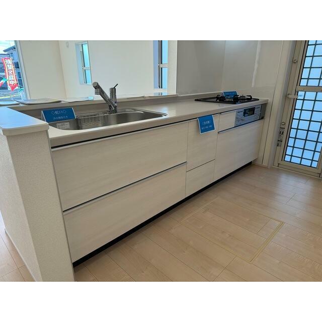 植物やお花で飾って部屋全体の印象を作るのも有り（2号棟）