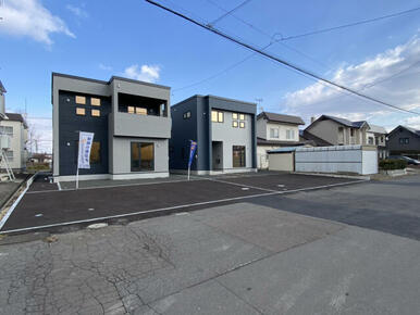 1号棟（左）、2号棟（右）