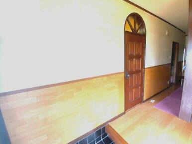 玄関入ってすぐ左手にはおしゃれな洋風のドアがあります！中もおしゃれですよ！