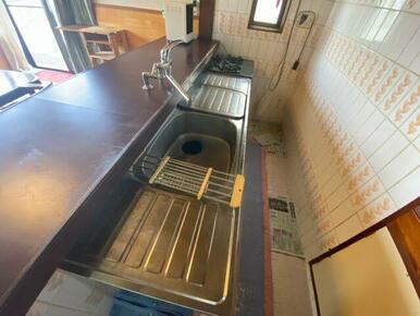 横に幅があるため親子で料理をしたり、複数一緒に料理をする際に便利です。 コンロも２口コンロです。