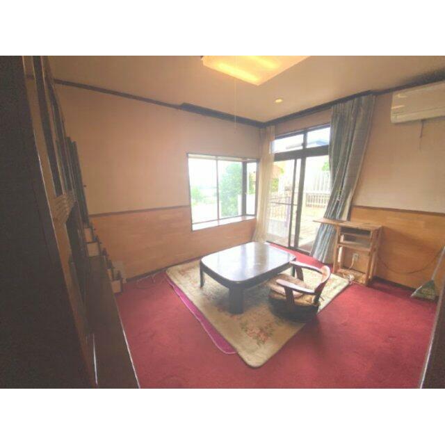 出窓から高崎のまちが眺められる眺望の良いお部屋です。 窓もたくさんあり光も差し込みます