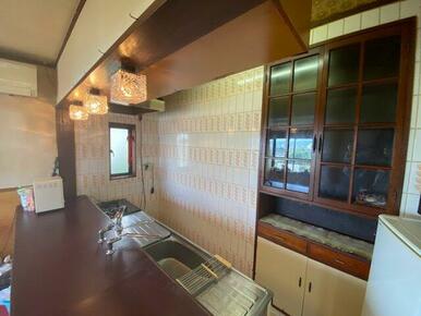 対面型のキッチンでお子様のご様子も見ながら調理に専念できます