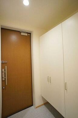 玄関にはシューズボックスがございます